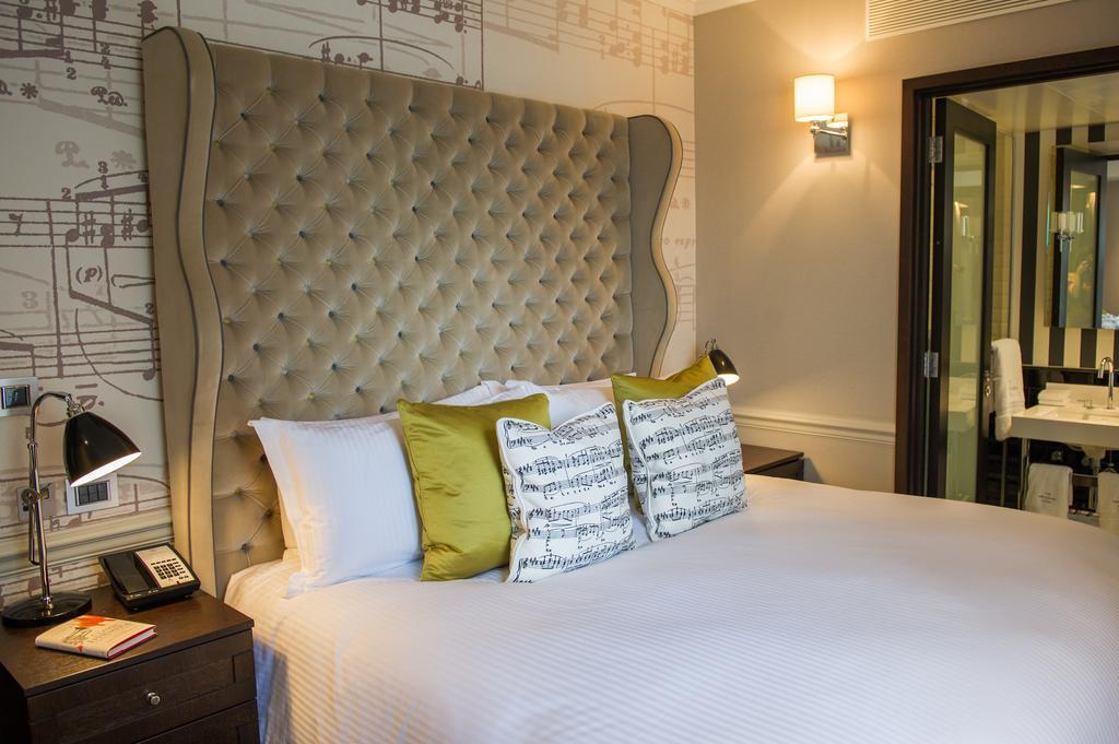 The Ampersand Hotel - Small Luxury Hotels Of The World London Ngoại thất bức ảnh A bedroom at the hotel