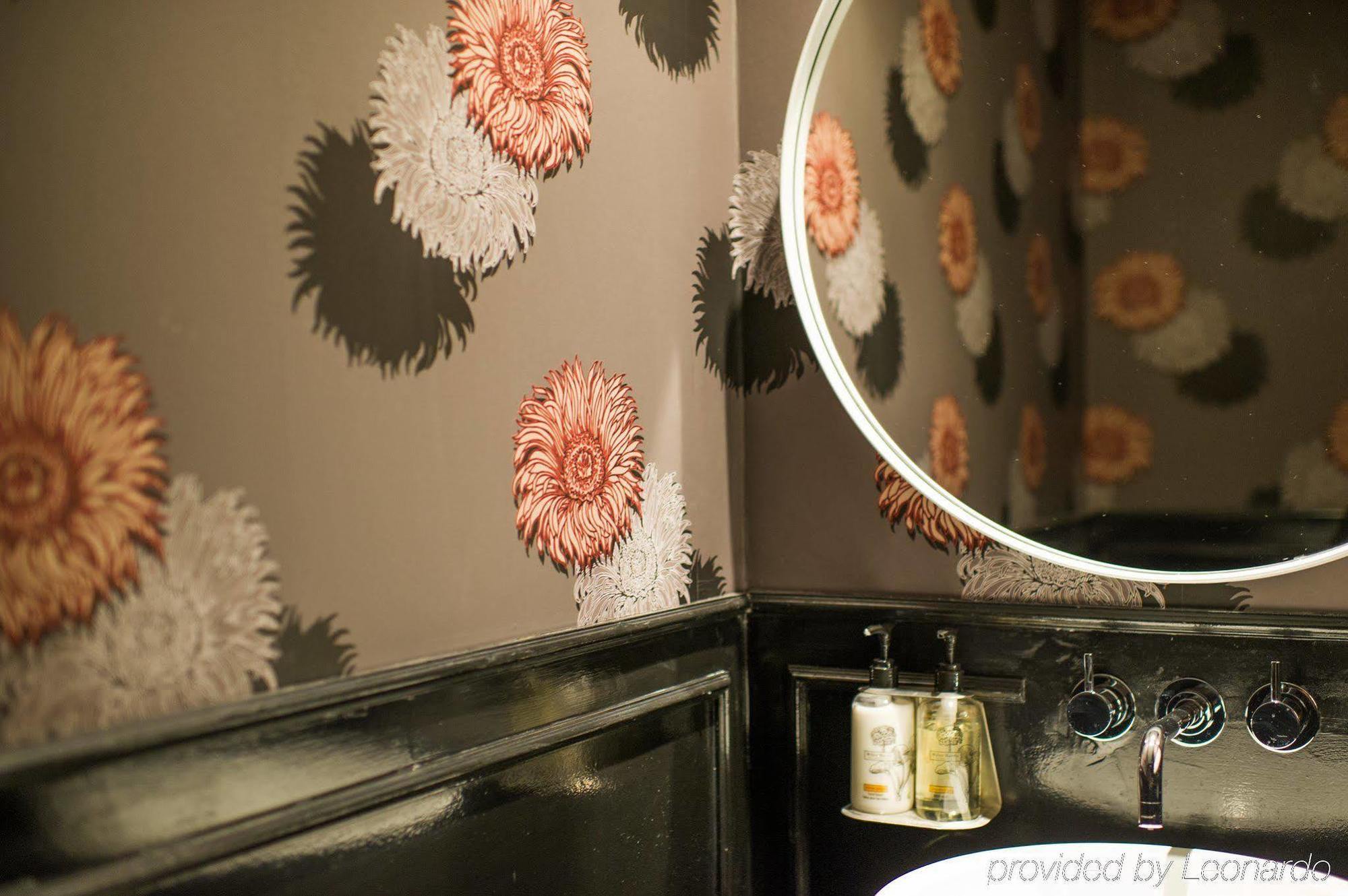 The Ampersand Hotel - Small Luxury Hotels Of The World London Phòng bức ảnh Wallpaper in a bathroom